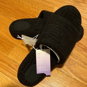 NWT Black comfy slippers